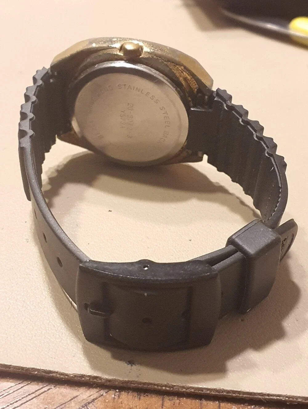 Vtg Armitron Quartz Goldtone/Black Resin Strap Men's Watch w/Day-Date